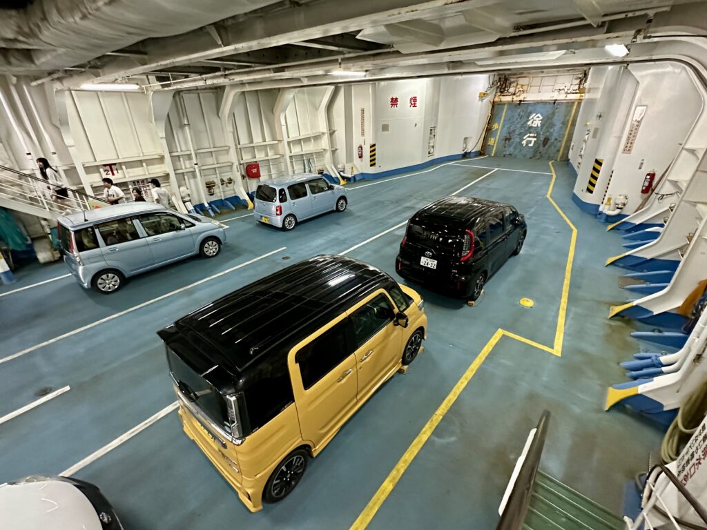 伊勢湾フェリーの車両甲板
