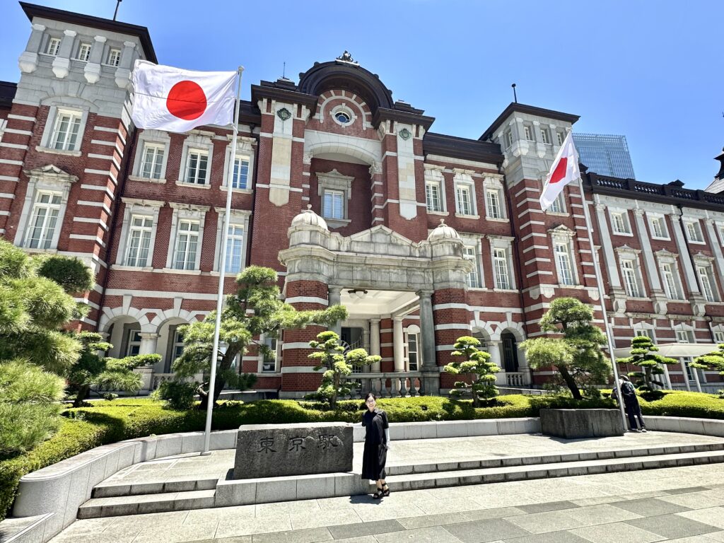 東京駅の赤レンガ駅舎で記念撮影