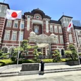 東京駅の赤レンガ駅舎で記念撮影