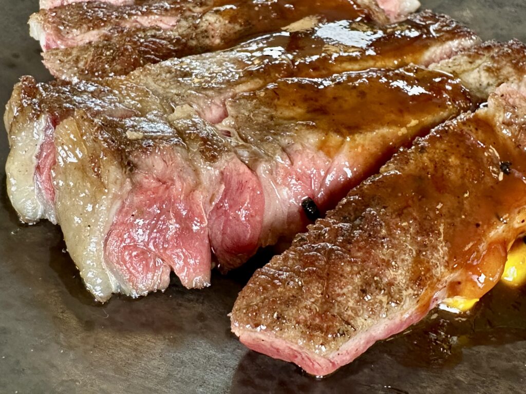 ミディアムレアのステーキ