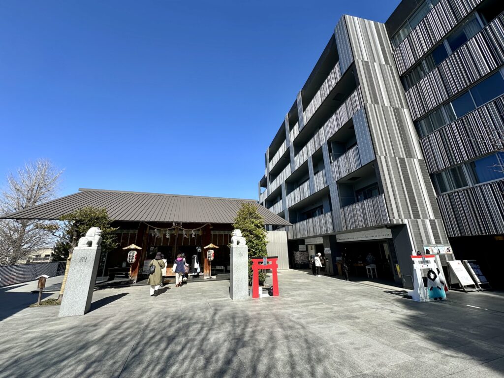 赤城神社とパークコート神楽坂