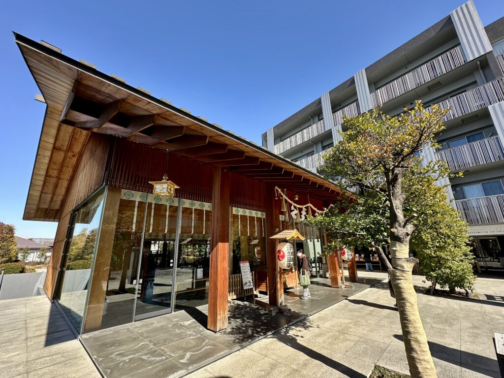 赤城神社本殿とパークコート神楽坂