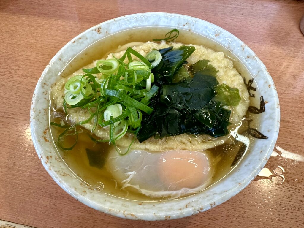 「つうつう」の天ぷら入りのウドン